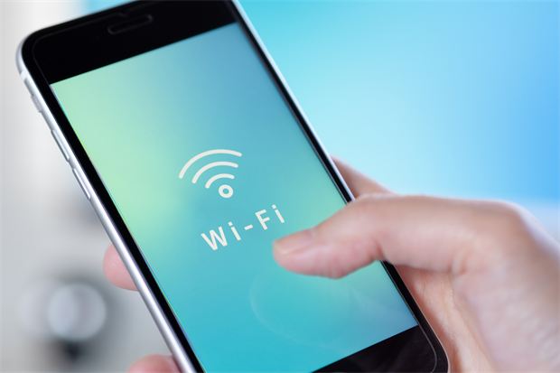 スマートフォンを操作するイメージ